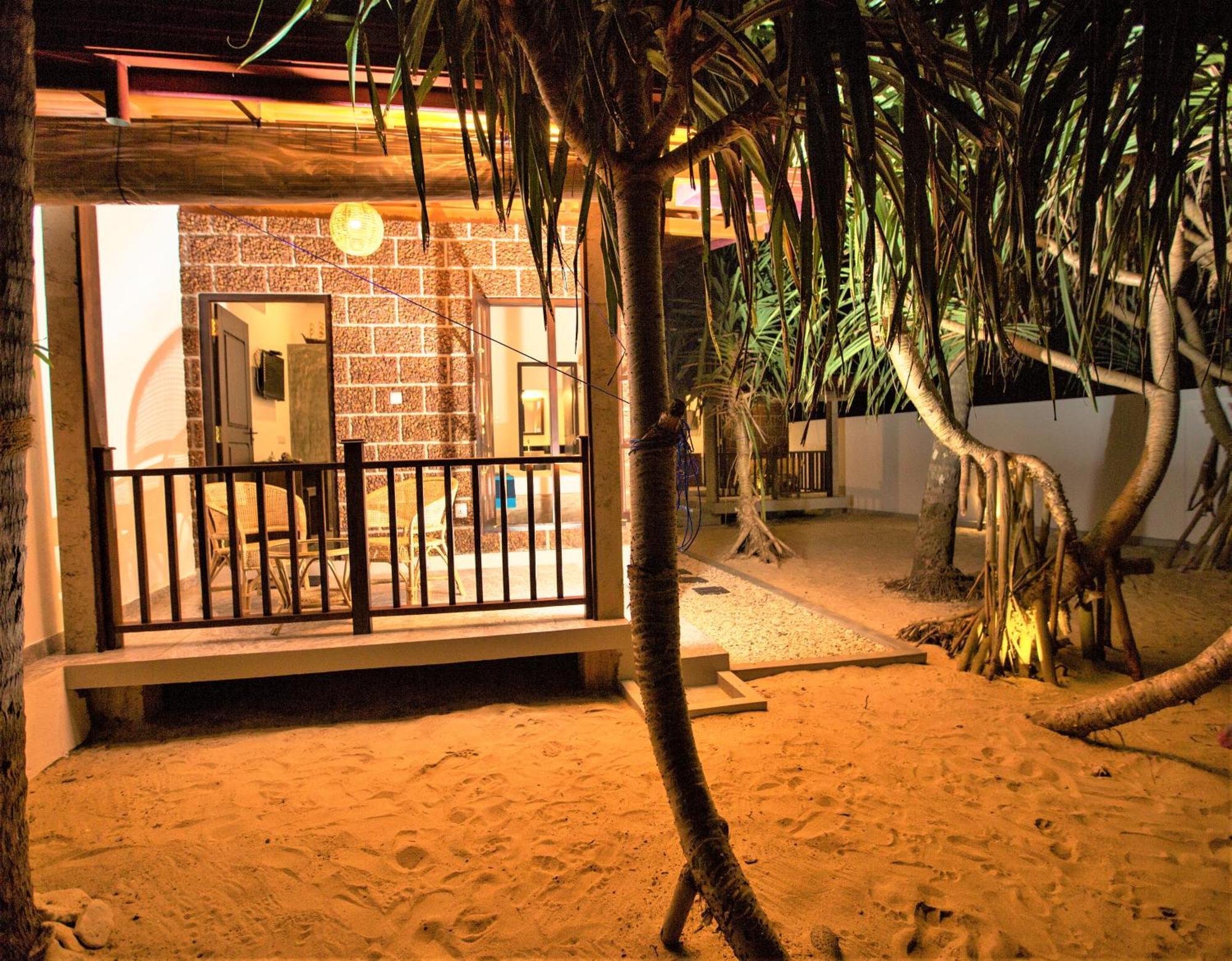 Sea Shell Villa Hikkaduwa 2 Separate Cabanas Ocean Front Villa Extérieur photo