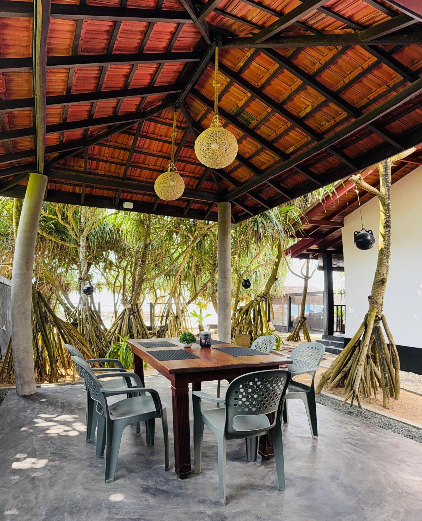 Sea Shell Villa Hikkaduwa 2 Separate Cabanas Ocean Front Villa Extérieur photo