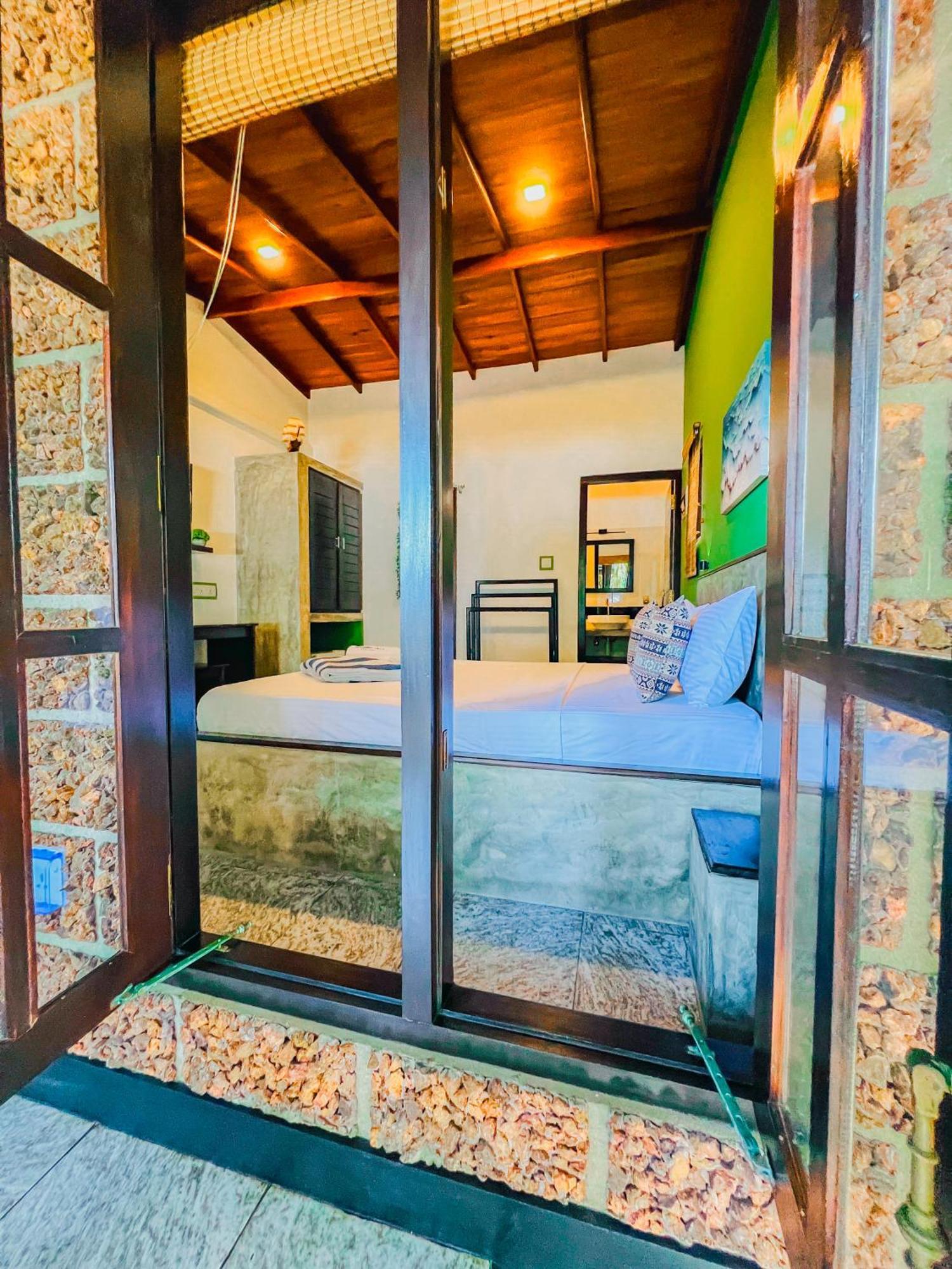 Sea Shell Villa Hikkaduwa 2 Separate Cabanas Ocean Front Villa Extérieur photo