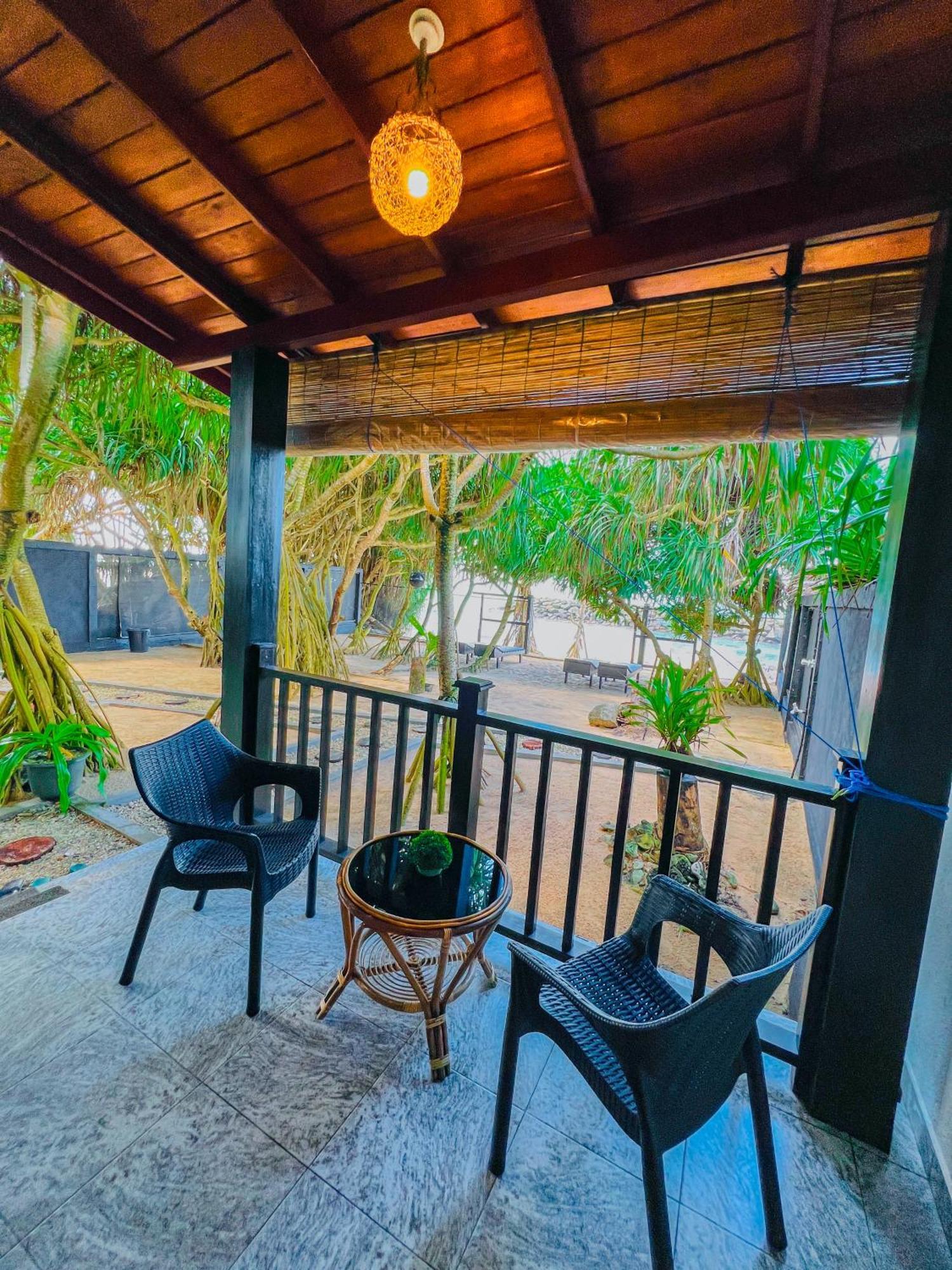 Sea Shell Villa Hikkaduwa 2 Separate Cabanas Ocean Front Villa Extérieur photo